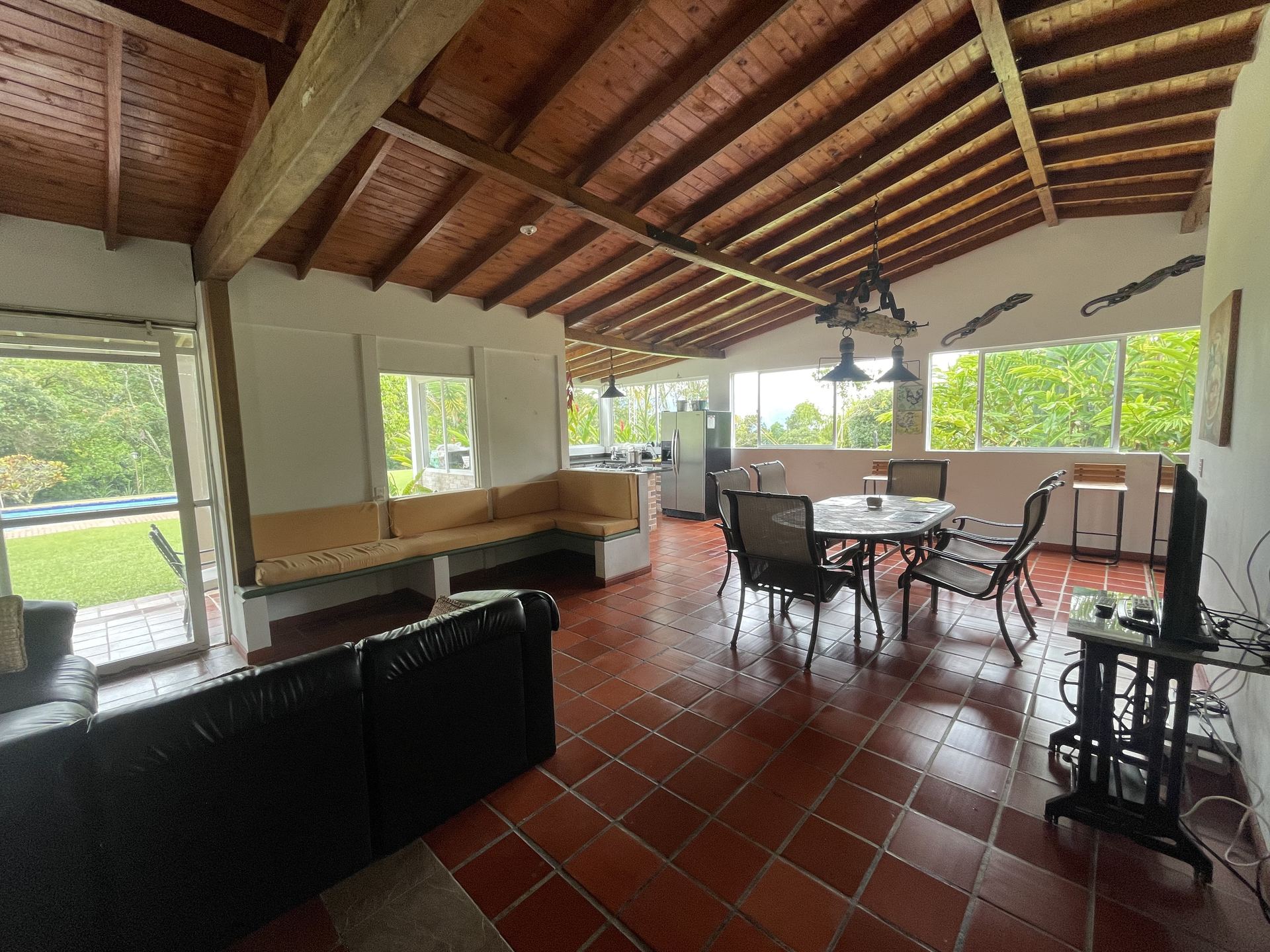 Comedor con techos en madera