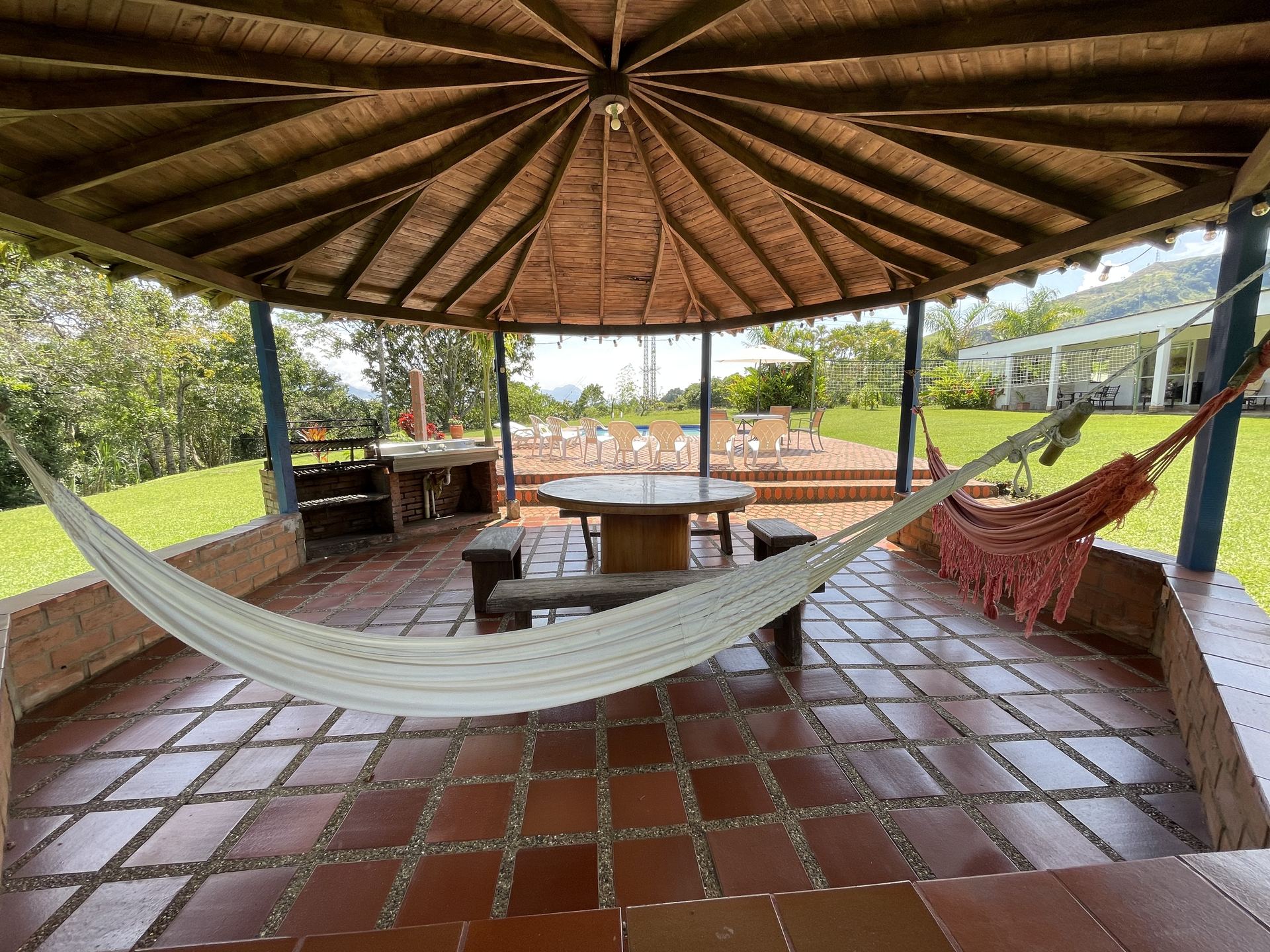 Kiosko techado con zona de BBQ y mesa comunal