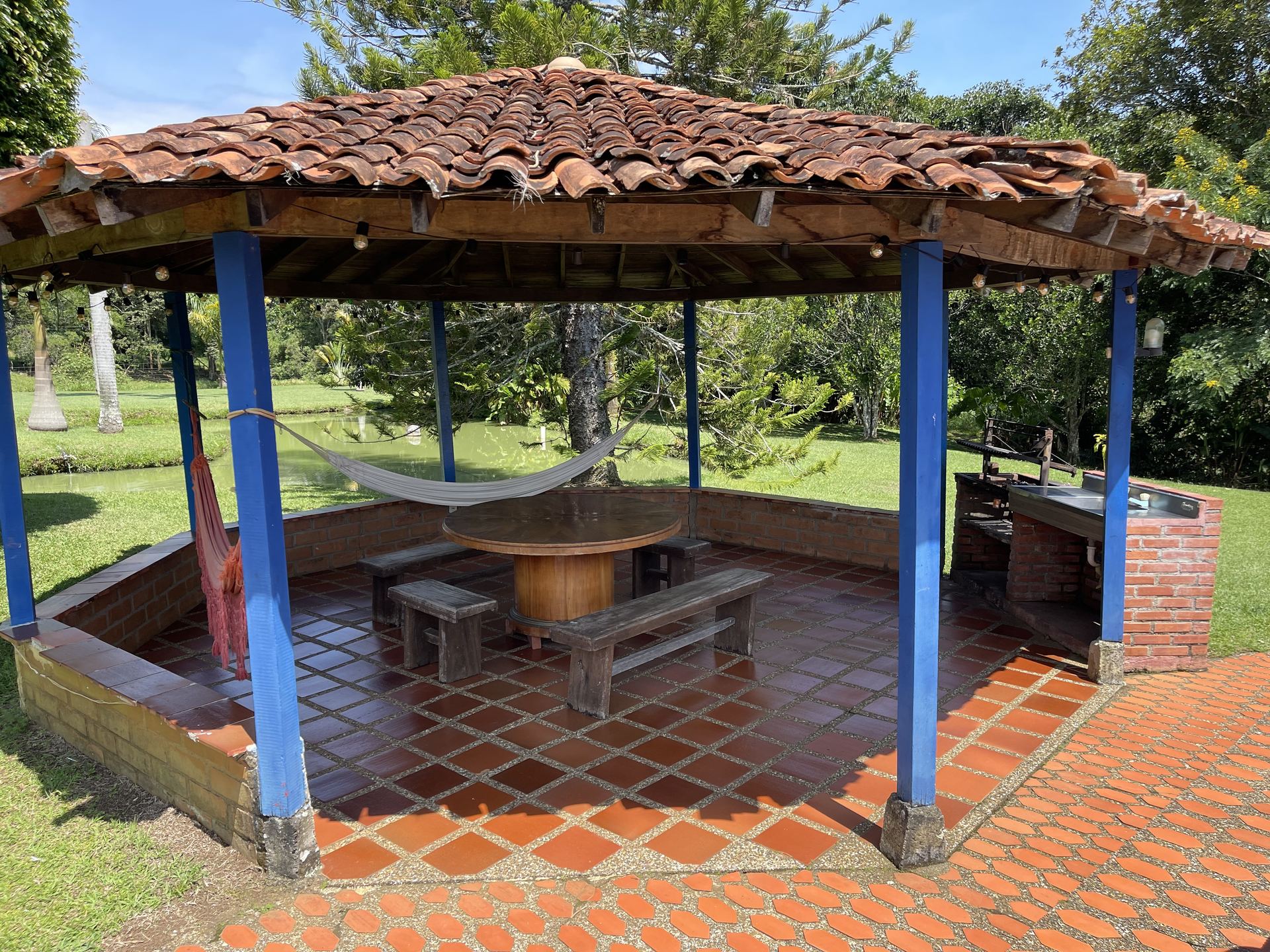 Sala con vista a la piscina