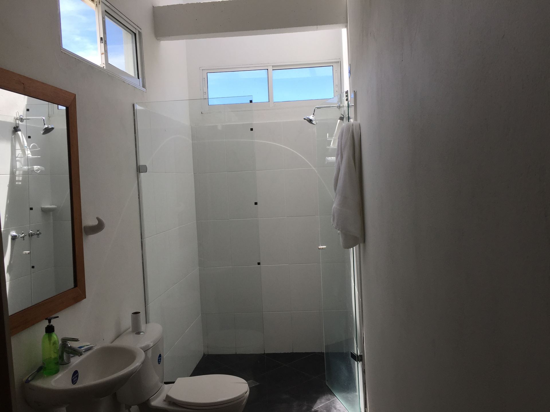 Alcoba con vista a la piscina