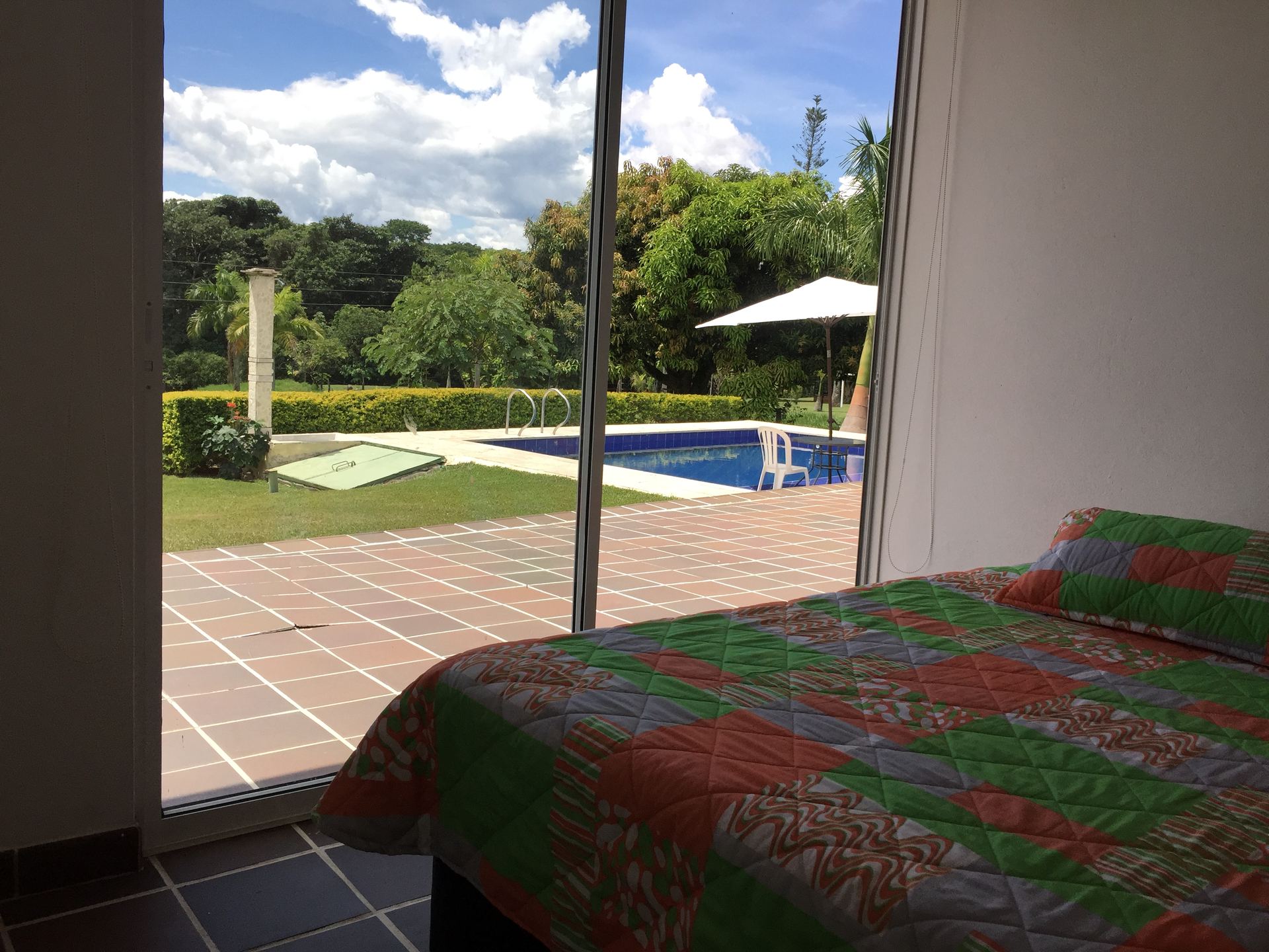Alcoba con acceso directo a la terraza y piscina