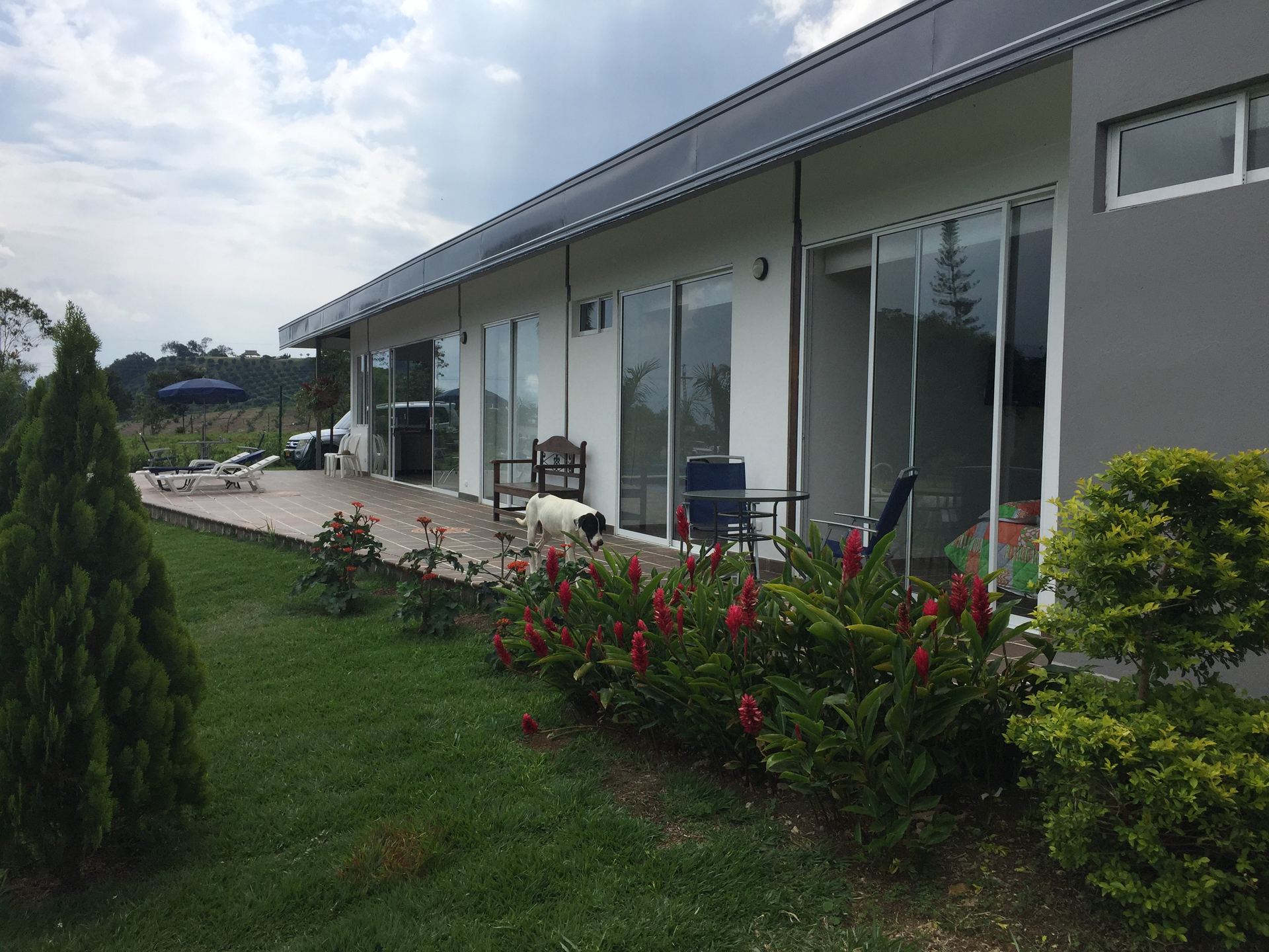 Fachada de la casa con piscina al frente